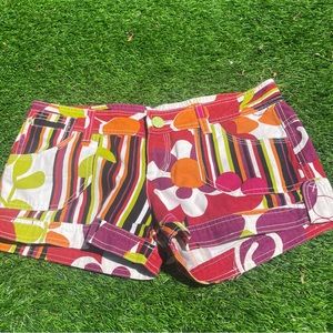 Vintage low rise y2k pattern Jean shorts.